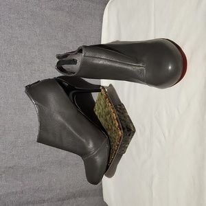 Kenneth Cole Reaction Joni Arc gray rear zip Bootie boot size 8m